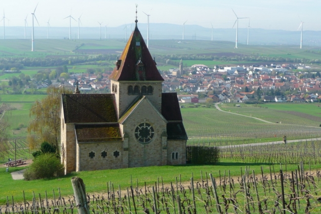 P1290400_Kreuzkapelle_mit_Gau-Bickelheim